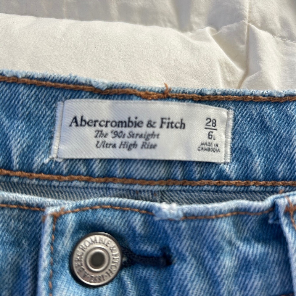 Abercrombie 90s straight ultra high rise Size 28/6 long